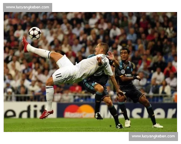 倒钩射门技巧解析与实战应用全面提升足球进攻威胁 倒钩射门技巧解析与实战应用全面提升足球进攻威胁